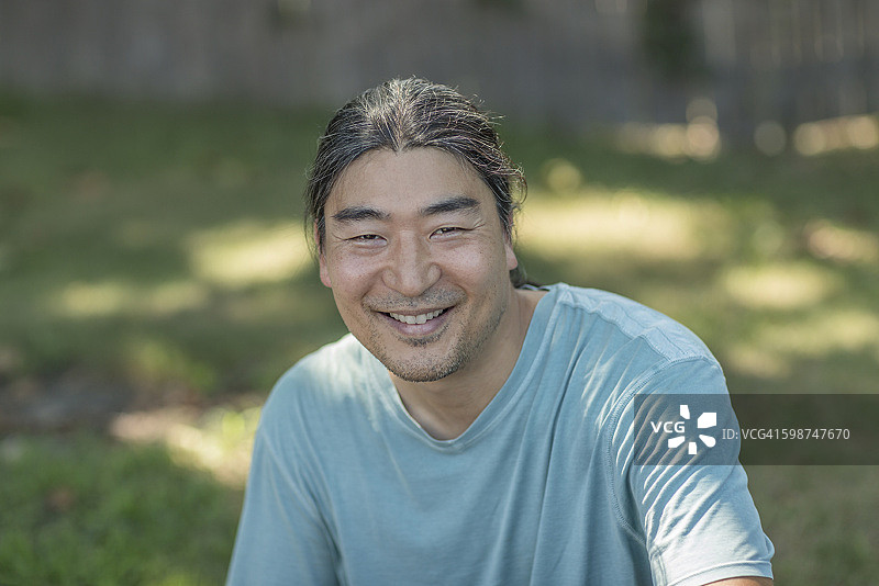 对着镜头微笑的男人特写肖像图片素材