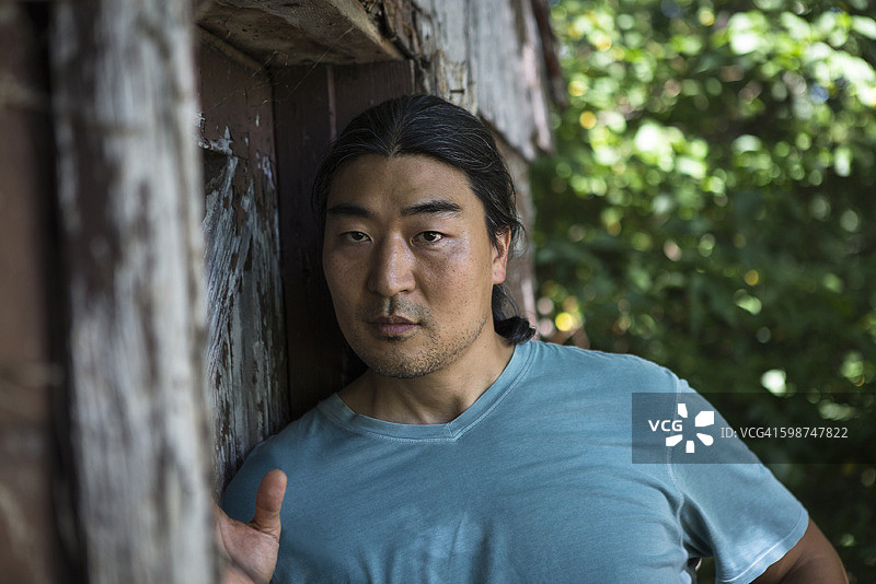 特写：乡村建筑旁的男人图片素材