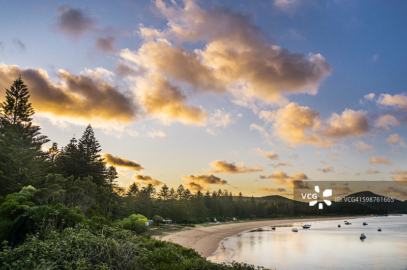 日出时豪勋爵岛的泻湖海滩图片素材
