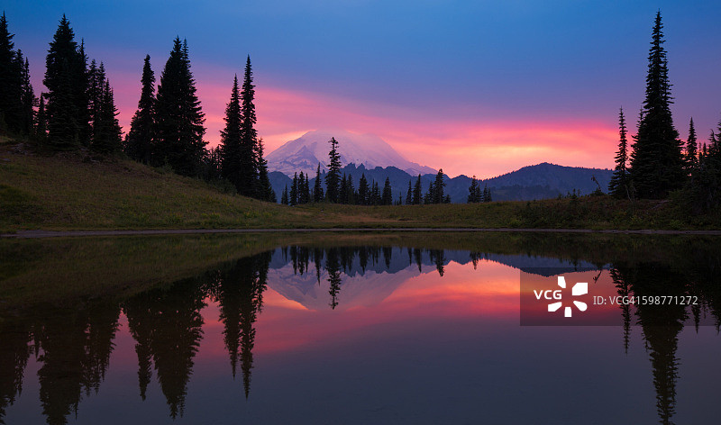 浪漫日落，雷尼尔山图片素材