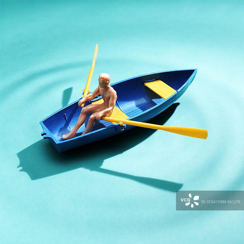 划着玩具划艇的玩偶图片素材