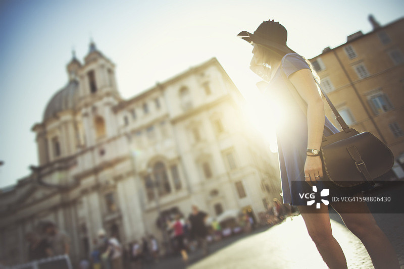 在罗马旅行的孤独女游客图片素材