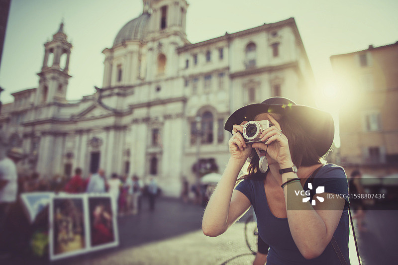 在罗马旅行的孤独女游客图片素材