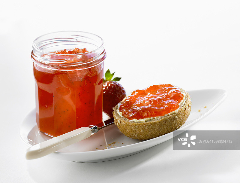面包卷和罐装草莓酱图片素材