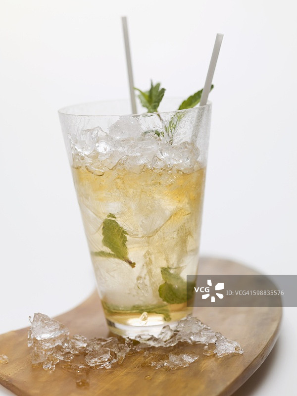 薄荷碎冰吸管莫吉托图片素材