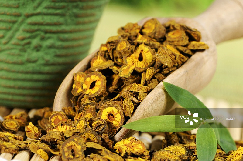 木勺中的干燥中黄连根（中国）图片素材