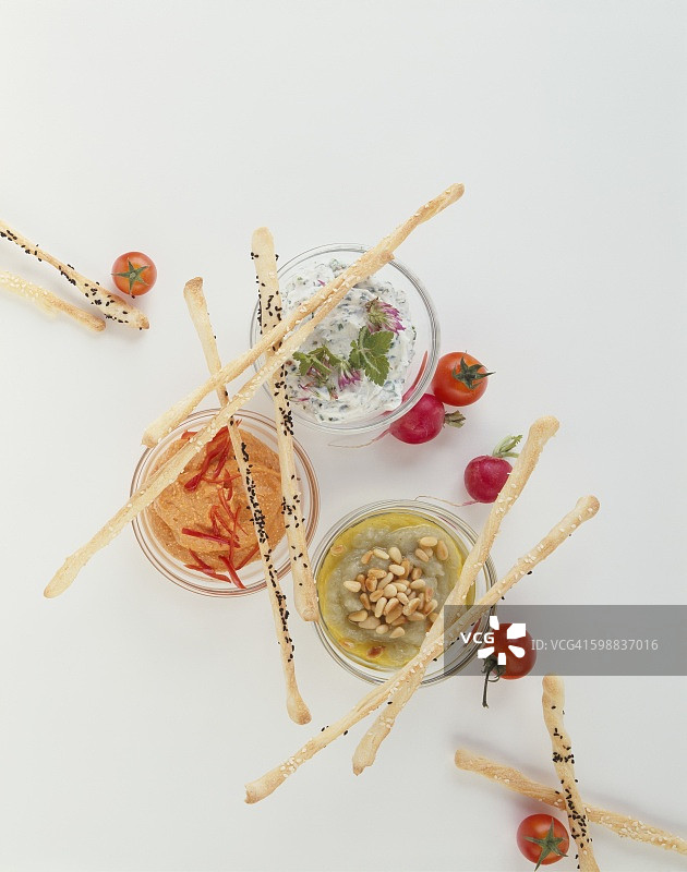 野餐用的三种不同罐装酱料图片素材