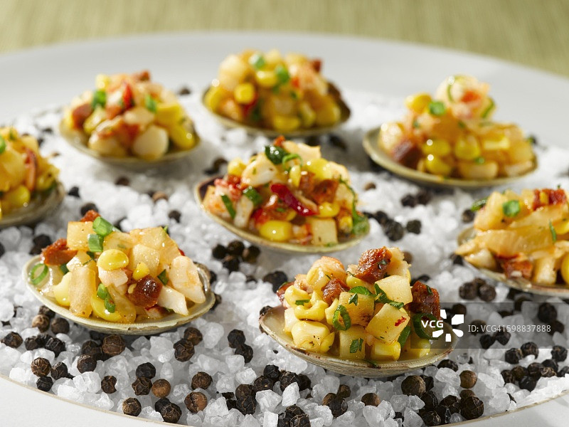 冰镇小颈蛤配葡萄牙香肠、土豆和韭菜图片素材