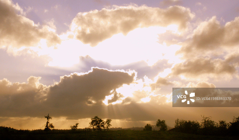 光芒四射的天空和云彩图片素材