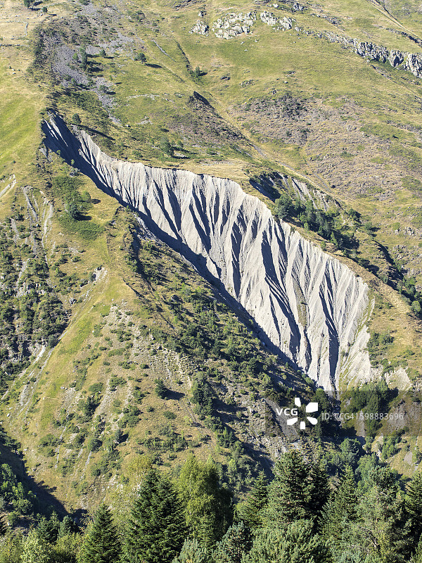 比利牛斯山脉山体滑坡图片素材