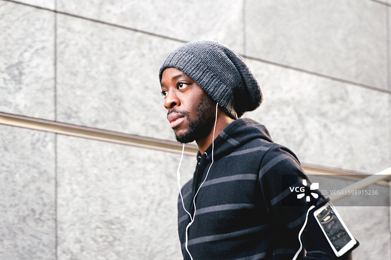 男子在清晨户外跑步图片素材