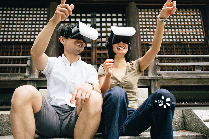 情侣在户外使用虚拟现实模拟器图片素材