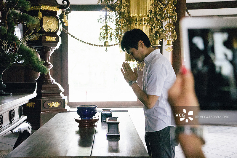 日本夫妇参观佛教寺庙拍照留念图片素材