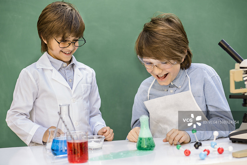 小学生合作进行科学实验图片素材