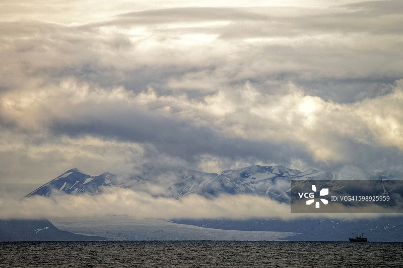 斯匹次卑尔根岛海岸线，冰川与山脉图片素材