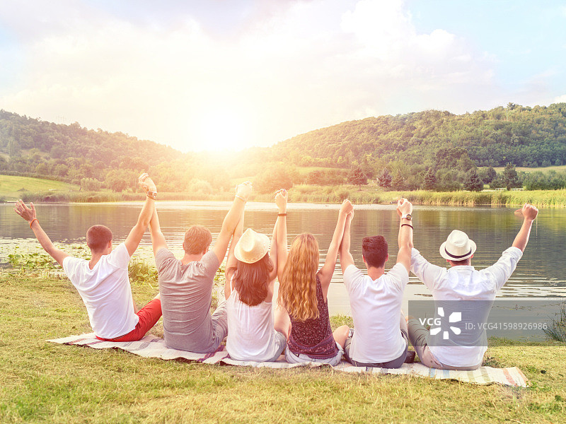 与朋友共度的放松时刻图片素材