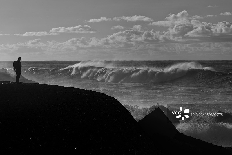 男子凝视着壮阔的大海图片素材