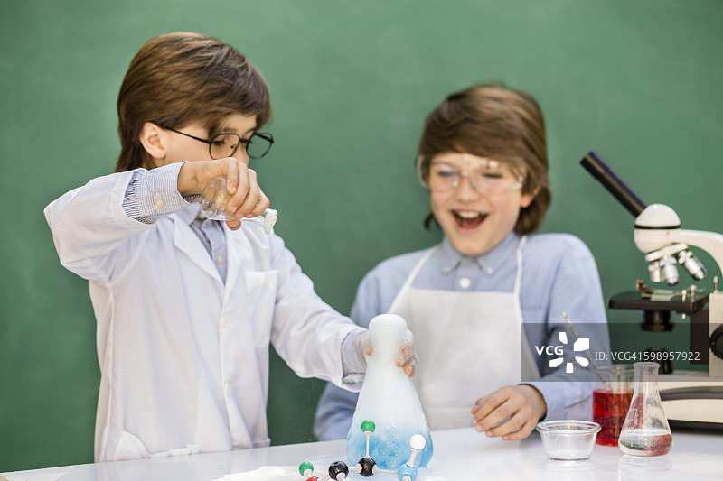 小学生合作进行科学实验图片素材