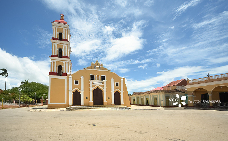 古巴雷梅迪奥斯圣胡安包蒂斯塔教堂外墙和广场图片素材