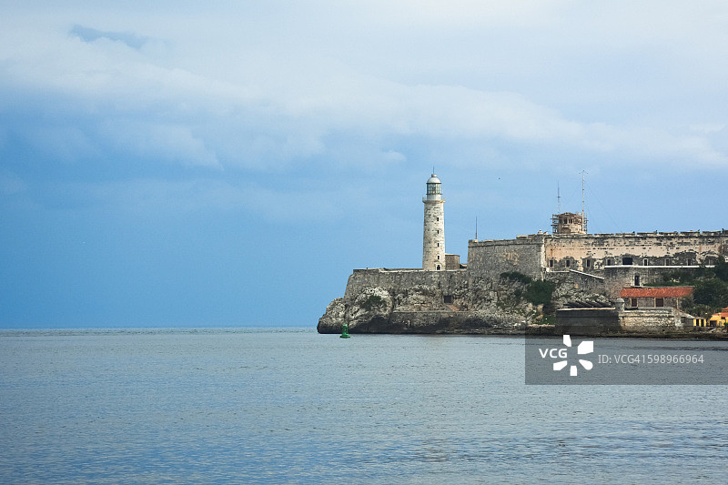 从古巴哈瓦那滨海大道看到的古老石制灯塔和莫罗城堡图片素材