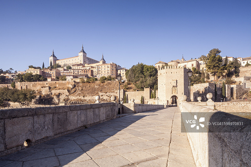 阿尔坎塔拉桥和托莱多城堡图片素材