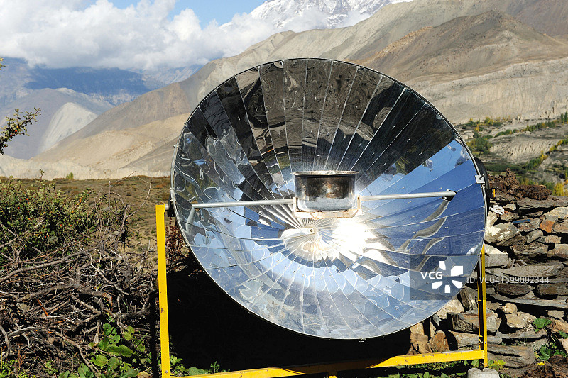 带锅的太阳能炊具，尼泊尔穆克提纳特图片素材