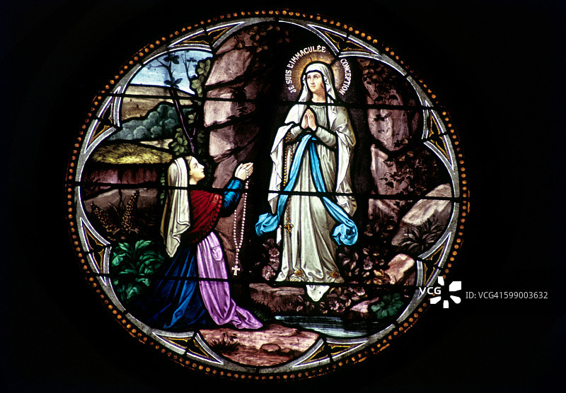 印度泰米尔纳德邦圣乔治教堂的彩色玻璃图片素材