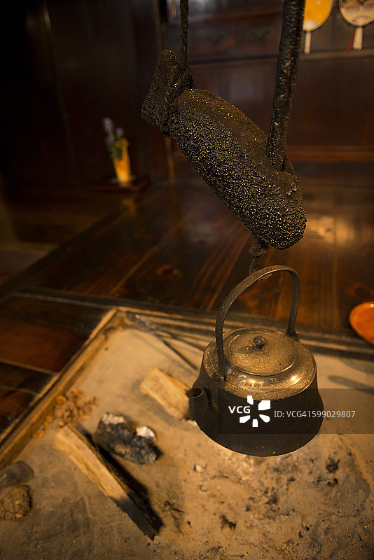 日式传统铁壶地炉图片素材