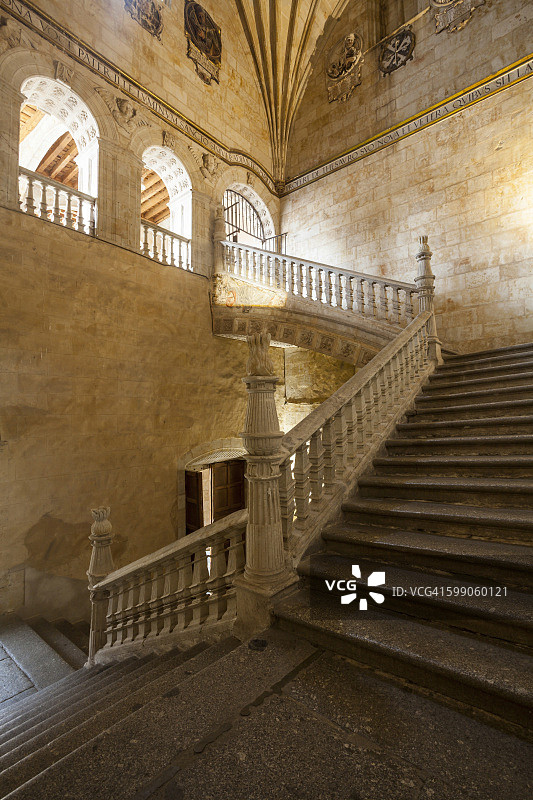 萨拉曼卡圣埃斯特万修道院内的楼梯图片素材