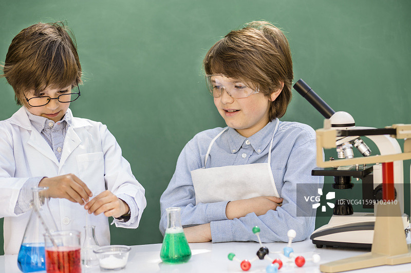 小学生合作进行科学实验图片素材