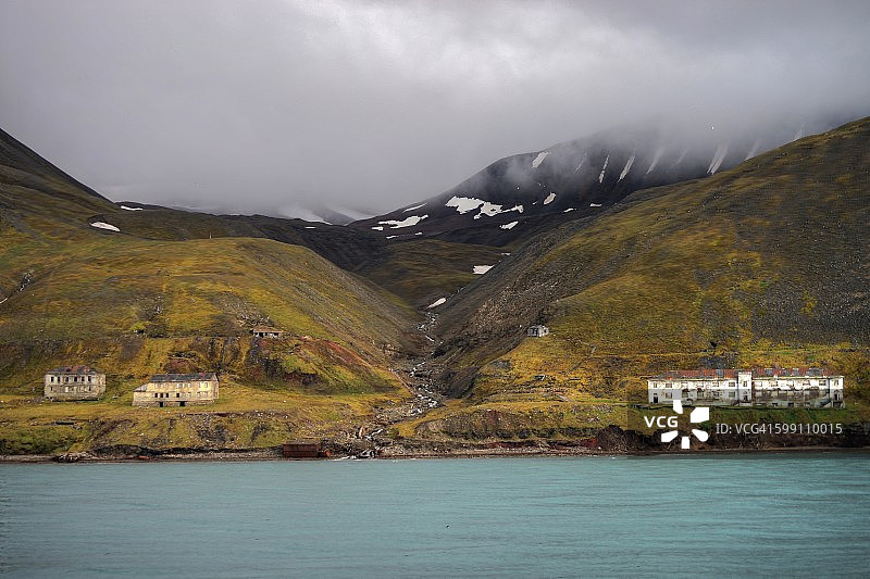 废弃的格鲁曼特夏季景色，斯瓦尔巴群岛图片素材