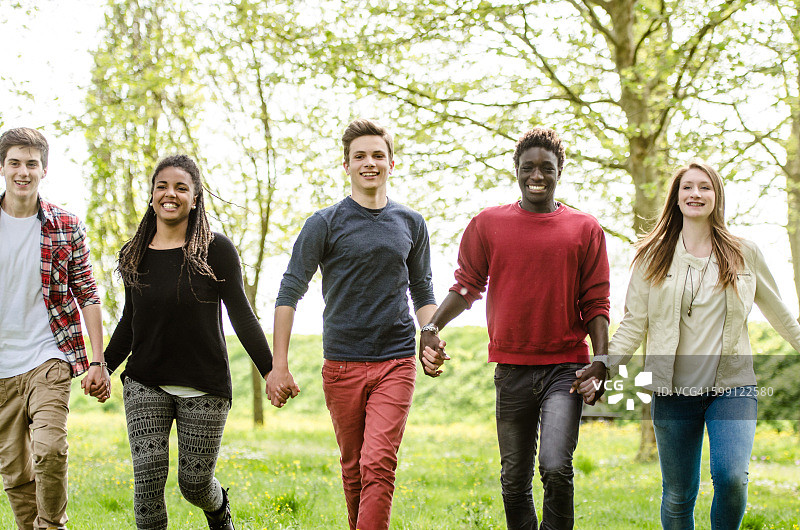 多种族朋友拥抱在一起的幸福图片素材