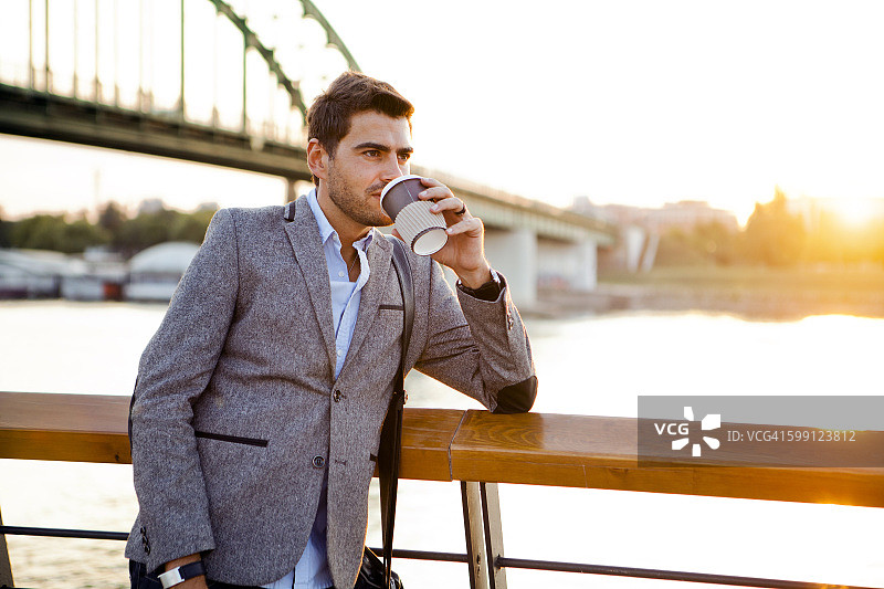 男人休息中图片素材