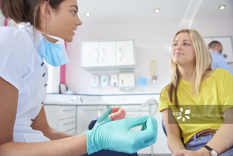 牙科护士讲解牙套图片素材