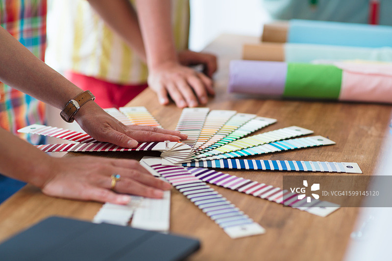 时装设计师查看面料样品图片素材