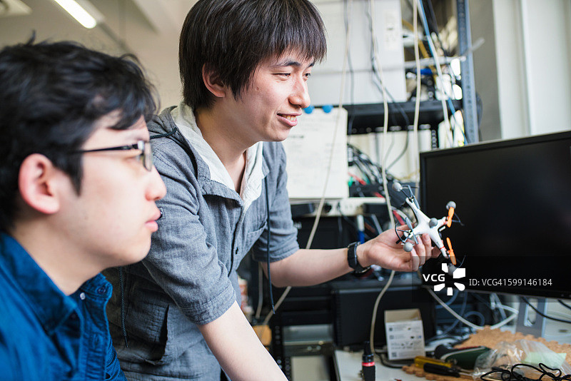 学生们在研究他们的无人机设计图片素材