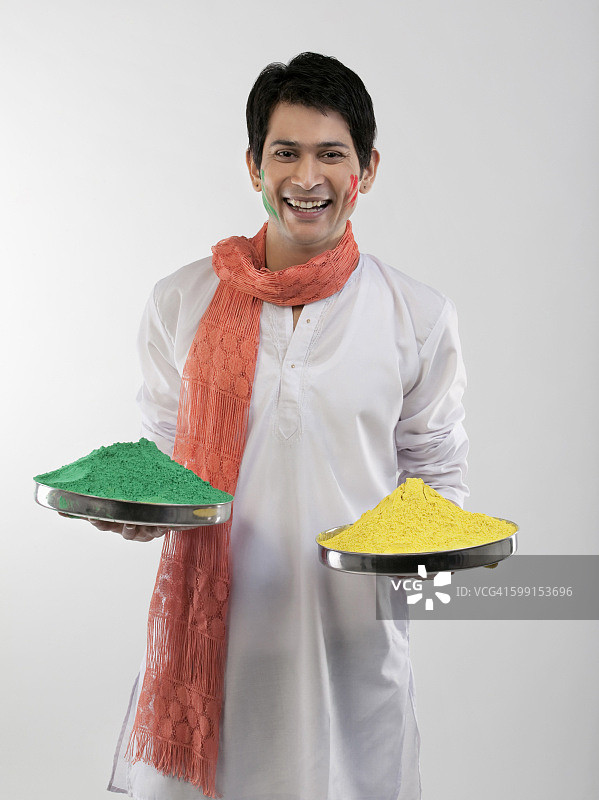 男人拿着装有颜色的托盘图片素材