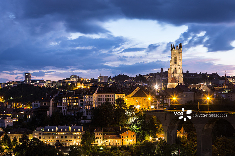 弗里堡老城区的迷人景色图片素材