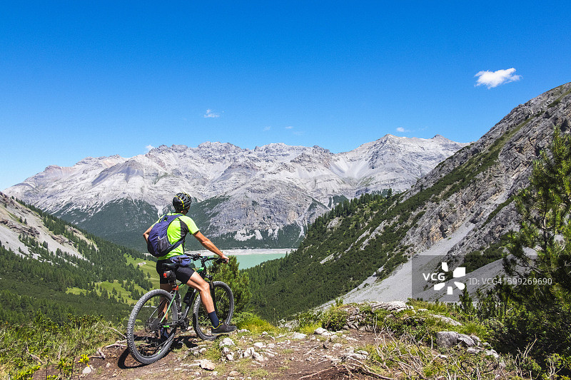 骑山地自行车的徒步旅行者图片素材