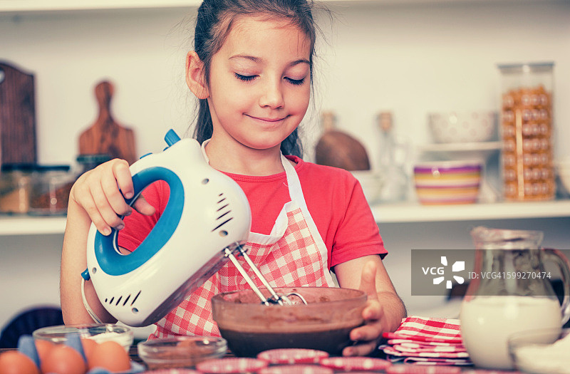 在家准备巧克力饼干的小女孩图片素材