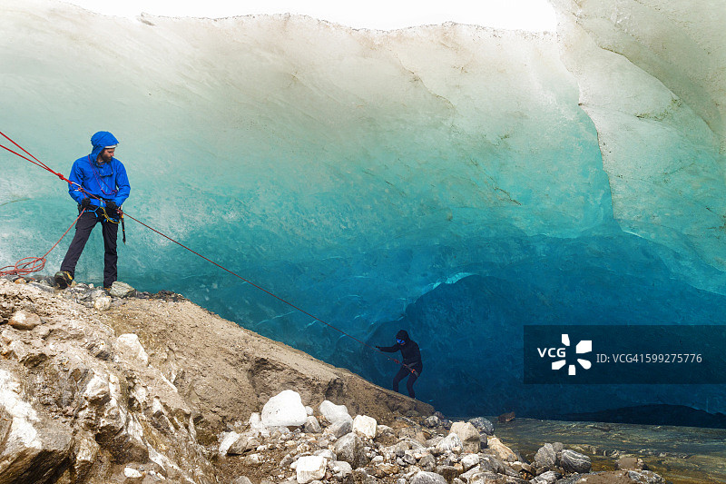绳降进入冰川冰洞图片素材