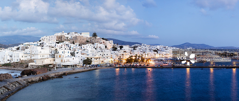 希腊基克拉泽斯群岛纳克索斯岛黄昏全景图片素材