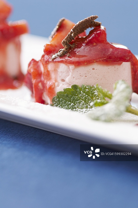 水果酱草莓蛋糕图片素材