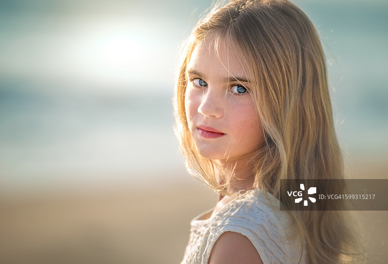 害羞的女孩图片素材