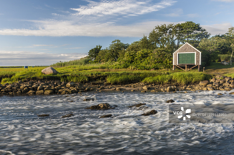 亚茅斯波特磨坊溪上的船屋，科德角图片素材
