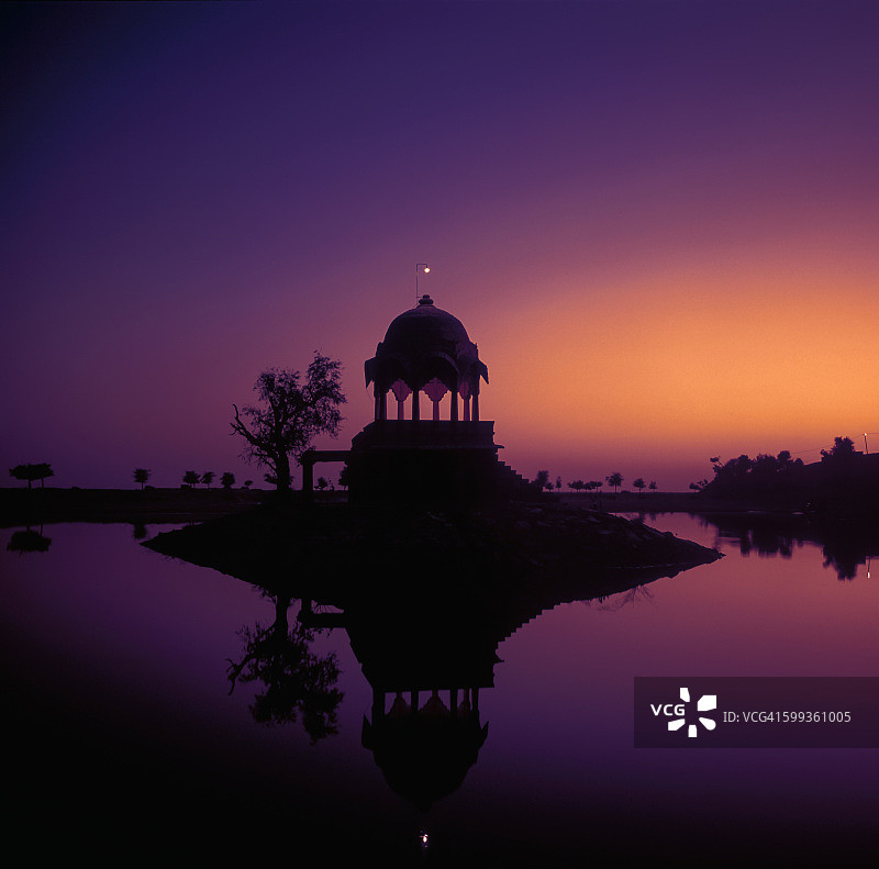 印度水箱中的印度教陵墓图片素材