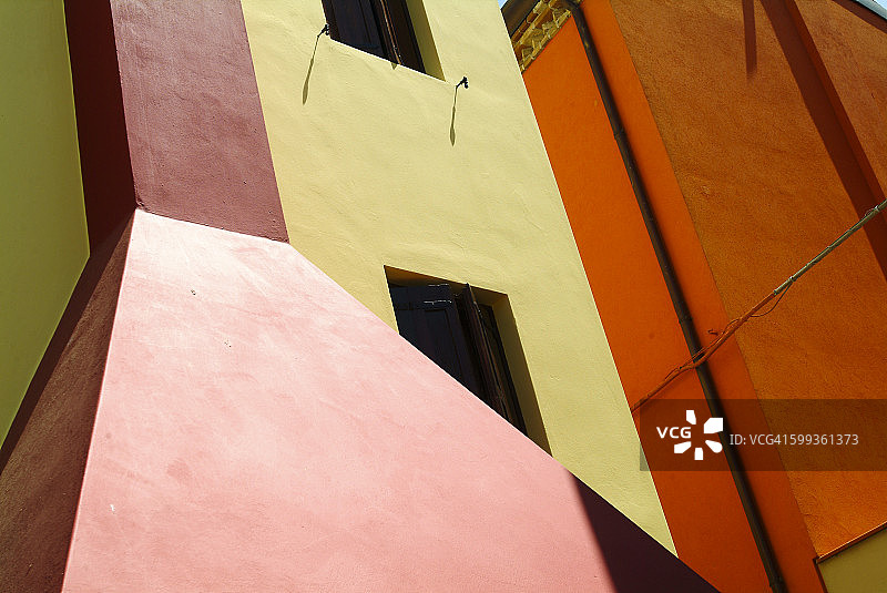 意大利卡奥尔莱一栋房子的彩色外墙图片素材