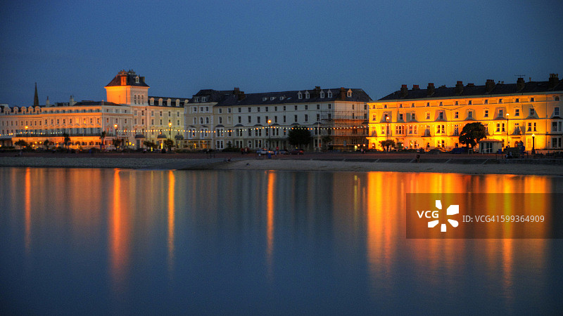 兰迪德诺历史海滨大道夜晚倒影图片素材