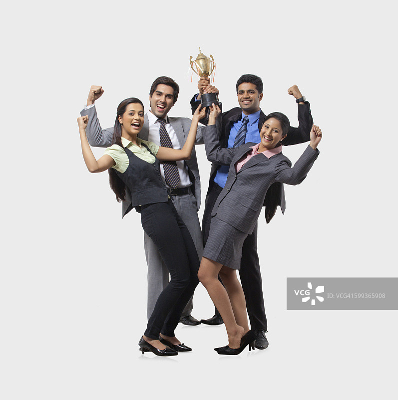 商务人士欢庆并举起奖杯图片素材