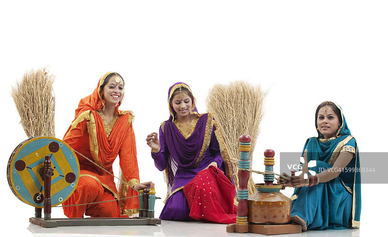 使用纺车和奶油搅拌器的妇女图片素材